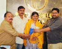 వైద్య విద్యార్థిని శ్రీనితకు సత్కారం