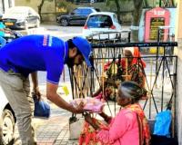 స్కై ఫౌండేషన్ ఆధ్వర్యంలో దుస్తుల పంపిణీ...