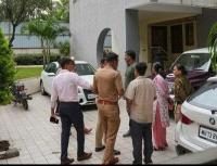 తొలగించిన IAS పూజా ఖేడ్కర్ తల్లిదండ్రులు సహా ఐదుగురు అచేతనం