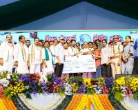 విధి నిర్వహణలో మరణించిన ప్రమోద్, సౌమ్య కుటుంబాలకు ₹ కోటి చెక్కు అందజేసిన సీఎం 