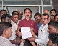 చిన్న పత్రికలపై వివక్షపై నిరసన : సమాచార భవన్ వద్ద జర్నలిస్టుల ఆందోళన