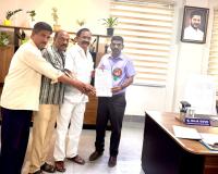 బిసి రిజర్వేషన్ల ఖరారు తర్వాతనే   జెడ్పిటిసి ,ఎంపీటీసీ ఎన్నికలు నిర్వహించాలి జిల్లా అదనపు కలెక్టర్కు బీసీ నాయకులు వినతి