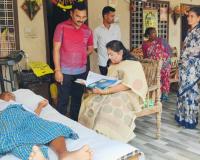 భీమ్‌రాజుపల్లి ఉపసర్పంచ్ భర్తను పరామర్శించిన మంత్రి సతీమణి కాంతా కుమారి
