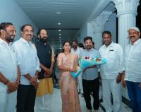 ఎమ్మెల్యే ,పలువురు మంత్రులతో సీఎం ను కలిసిన మున్సిపల్ చైర్ పర్సన్ సమిండ్ల వాణి