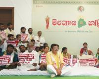 వెలుగుమట్ల ఇళ్ల కూల్చివేతపై కవిత నిరవధిక నిరాహార దీక్ష కొనసాగింపు