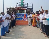 కుమ్మెర గ్రామం చిన్నారి మృతికి రజక సంఘం నిరసన కొవ్వొత్తులతో నివాళి