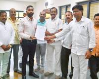 ఫీజు రీయింబర్స్మెంట్ విడుదల కోరుతూ బీసీ నాయకుల చే కలెక్టర్ కు వినతి