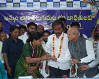 వెలుగుమట్ల బాధితులకు ఇళ్లు ప్రకటించడంతో కవిత దీక్ష విరమణ – భూదాన్ భూములపై శ్వేతపత్రం డిమాండ్