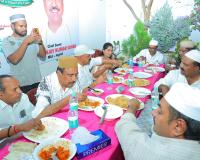 ఇఫ్తార్ విందులో పాల్గొన్న ఎమ్మెల్యే డా సంజయ్ కుమార్, మున్సిపల్ చైర్ పర్సన్ సమిండ్ల వాణి