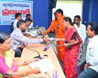 డబల్ బెడ్ రూమ్ ఇండ్ల వద్ద సమస్యల పరిష్కారానికి జిల్లా కలెక్టర్కు మాజీ కౌన్సిలర్ జయ శ్రీ వినతి