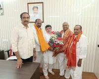 రాష్ట్ర మంత్రి పొన్నం ప్రభాకర్ ను కలిసిన జిల్లా అధ్యక్షుడు నందయ్య ,మార్కెట్ కమిటీ చైర్మన్ నారాయణరెడ్డి