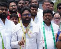 పూలే విగ్రహంపై నిర్లక్ష్యం: జాగృతి ధర్నా, ప్రభుత్వంపై తీవ్ర విమర్శలు