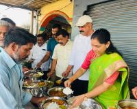 అన్నపూర్ణ మాత సేవ వారి అన్న ప్రసాద వితరణ లో పాల్గొన్న చైర్ పర్సన్ సమిండ్ల వాణి శ్రీనివాస్ 