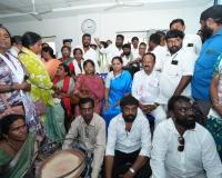 పోలీసుల నిర్బంధం నుంచి ఉద్యమకారులను విడిపించిన కల్వకుంట్ల కవిత 