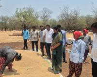 వరి ధాన్యం కుప్పలను పరిశీలించిన మాజీ జడ్పీ చైర్పర్సన్ వసంత