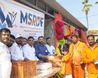 కొండగట్టు అంజన్న భక్తులకు ఎం ఎస్ ఆర్ డి ఎఫ్ ట్రస్ట్ ఆధ్వర్యంలో పండ్ల పంపిణీ