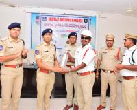 ట్రాఫిక్ సిబ్బంది ఆరోగ్య రక్షణకు ప్రత్యేక చర్యలు  ట్రాఫిక్ సిబ్బందికి కూలింగ్ గాగుల్స్, వాటర్ ఫ్లాస్క్స్ పంపిణీ చేసిన జిల్లా ఎస్పీ  అశోక్ కుమార్ 