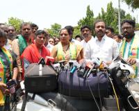 లోక్ భవన్‌లో గవర్నర్‌ను కలిసిన కల్వకుంట్ల కవిత – భూ బాధితులకు న్యాయం చేయాలని విజ్ఞప్తి