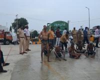 మానసిక దివ్యాంగుల పట్ల మానవత్వం చూపిన పోలీసులు