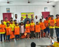 ఆవాస విద్యార్థులకు స్కూల్ యూనిఫాం పంపిణీ