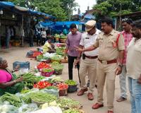 రైతు బజార్ లోనే కూరగాయల విక్రయాలు జరపాలి.  టౌన్ సిఐ కరుణాకర్ 