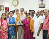 హర్ ఘర్ తిరంగా – తిరంగా యాత్రలో భాగంగా మాజీ సైనికుడు దూరిశెట్టి కిరణ్ కుమార్‌ను సన్మానించిన  డా. బోగ శ్రావణి