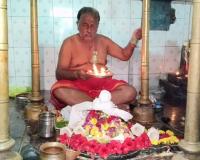 పవిత్రమైన శ్రావణమాసాన్ని పురస్కరించుకొని పరమశివునికి పంచామృత అభిషేకాలు 