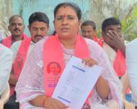 పెన్షన్లకు దరఖాస్తులు తీసుకోవడమే తప్ప పెన్షన్లు ఇవ్వడం లేదు  తొలి జడ్పీ చైర్పర్సన్ దావా వసంత 