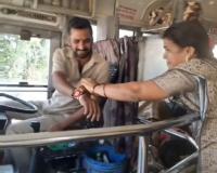 డ్యూటీలో ఉన్న తమ్ముడికి రాఖీ కట్టిన అక్క