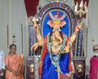 రెడ్ బుల్స్ వినాయక మండపం వద్ద మాజీ చైర్పర్సన్  పూజలు
