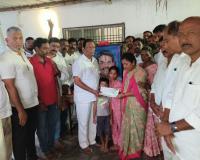 గొల్లకోటలో సింహాచలం జగన్ కుటుంబానికి రూ.21.36 లక్షల ఆర్థిక సాయం