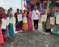 చర్లపల్లిలో స్టీల్ ప్లేట్లు, జ్యూట్ బ్యాగుల పంపిణీ