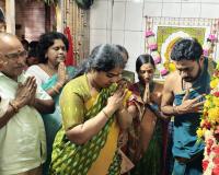 పోచమ్మ తల్లి వార్షికోత్సవంలో భాగంగా అన్నప్రసాద కార్యక్రమంలో పాల్గొన్న మాజీ మున్సిపల్ చైర్‌పర్సన్ ఆడువాల జ్యోతి లక్ష్మణ్ 