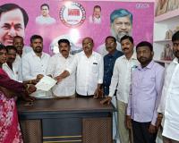 18 మంది లబ్ధిదారులకు రూ.3.94 లక్షల సీఎంఆర్‌ఎఫ్ చెక్కుల పంపిణీ