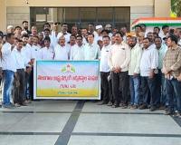 జగిత్యాల లలో జర్నలిస్టుల హక్కుల కోసం గాంధీ విగ్రహం వద్ద నిరసన.  