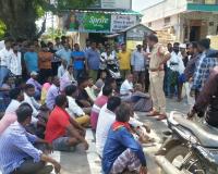 లో- వోల్టేజ్ కష్టాలతో రోడ్డెక్కి ధర్నా చేసిన చందోలి రైతులు, 