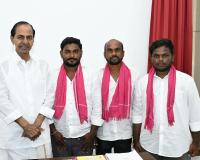 కేసీఆర్‌ మళ్లీ సీఎం కావాలని యువకుల పాదయాత్ర