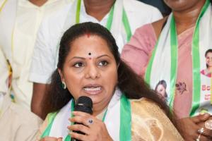 కల్వకుంట్ల కవిత: కొత్త పార్టీ, బీసీ రిజర్వేషన్లతో తెలంగాణ రాజకీయాలు