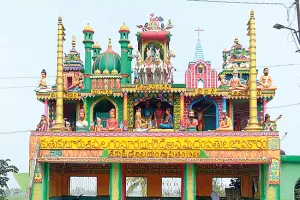 కోనసీమలో వినూత్న బస్షెల్టర్ – ఐక్యతకు ప్రతీకగా నిలుస్తున్న నిర్మాణం