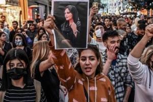 ఆమె ధరించేది ఎవరు నిర్ణయించాలి? ఇరాన్‌లో హిజాబ్ చట్టాలపై మహిళల తిరుగుబాటు