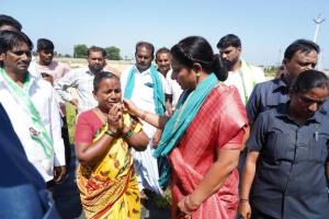 కరీంనగర్లో కల్వకుంట్ల కవిత పర్యటన:: రైతు సమస్యలపై ప్రభుత్వాన్ని నిలదీసిన జాగృతి అధ్యక్షురాలు