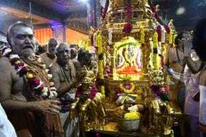 స్కందగిరిలో స్వర్ణరథాన్ని ఆవిష్కరించిన కంచి పీఠాధిపతి