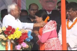 మహిళా అభ్యర్థికి మాల వేసిన నితీశ్ కుమార్ – మానసిక స్థితిపై చర్చ మళ్లీ మొదలు