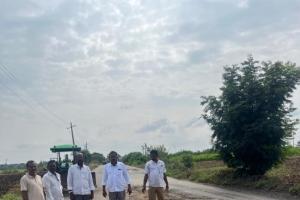 వర్షకొండ–ఇబ్రహీంపట్నం రోడ్డుపై శ్రమదానంతో  గుంతలు పూడ్చిన గ్రామ నాయకులు 