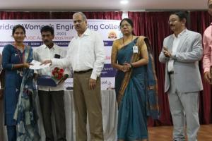 శ్రీదేవి మహిళా ఇంజనీరింగ్ కళాశాల విద్యార్థినికి రెండు బంగారు పతకాలు
