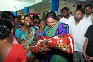 నల్గొండ ప్రభుత్వ ఆసుపత్రిని సందర్శించిన కల్వకుంట్ల కవిత – చిన్నారికి “దీక్ష” అని పేరు