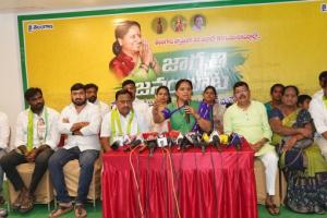 “కృష్ణా నీటిపై అలసత్వం ప్రదర్శిస్తే సీఎం ఇంటి ముందే ధర్నా చేస్తాం” — కల్వకుంట్ల కవిత