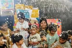 అంగన్వాడీ చిన్నారుల మధ్య స్కై ఫౌండేషన్ వైస్ ప్రెసిడెంట్ పావని జన్మదిన వేడుకలు