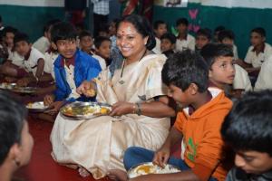 రైతుల,విద్యార్థుల, సామాన్యులతో కవిత మమేకం