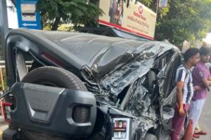 బేగంపేట్‌లో రోడ్డు ప్రమాదం: థార్‌ వాహనం నుజ్జునుజ్జు, ట్రక్ బోల్తా